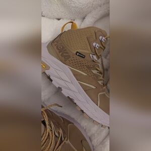 Brand New Hoka One One Hiking Boots Women Sz 9 Dune/Lilac Anacapa Mid GTX